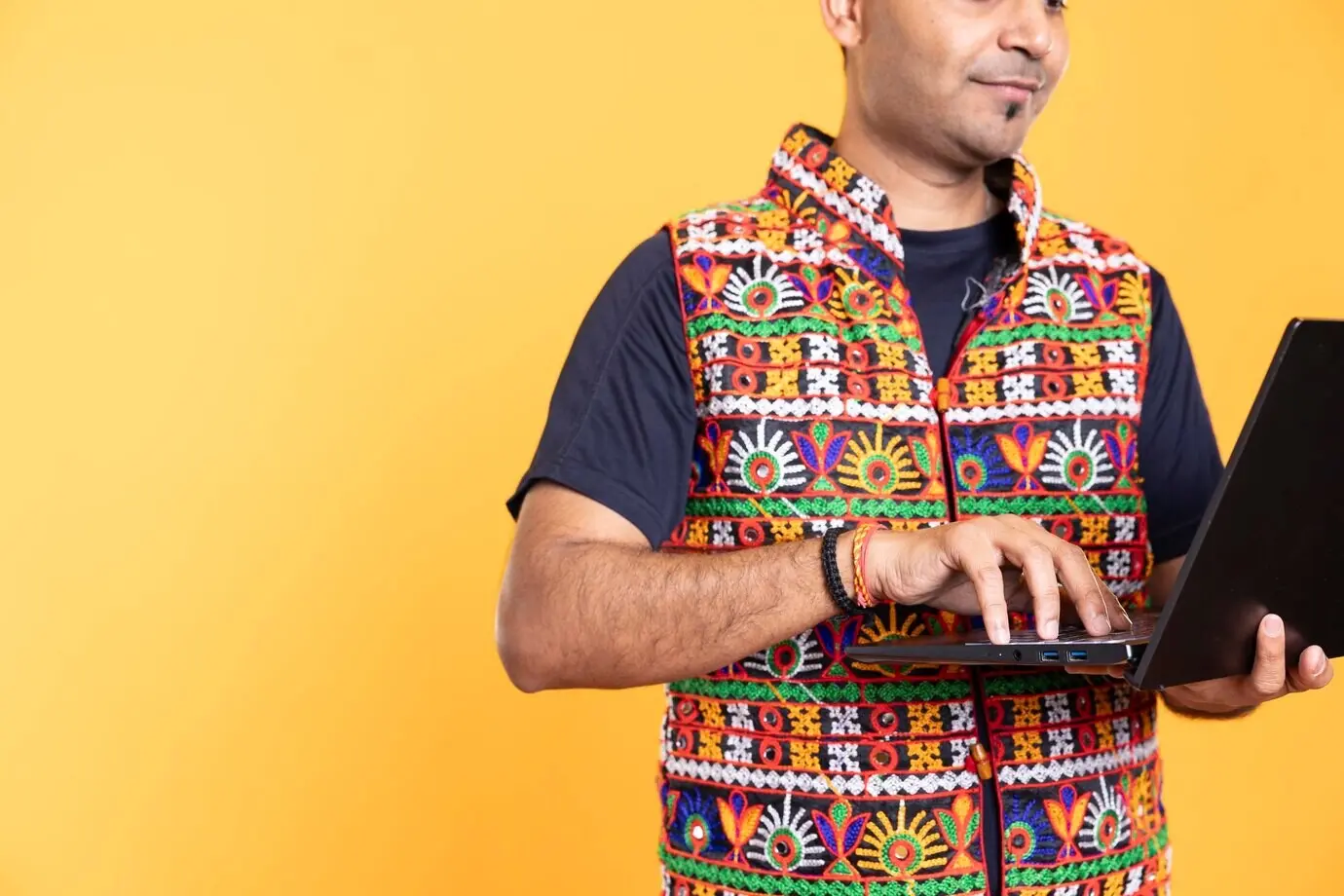 Мужчина использует ноутбук для выполнения деловых задач компании.